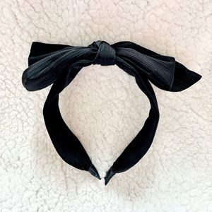 FREE with bundle 🖤 NWOT Bow Headband 🖤